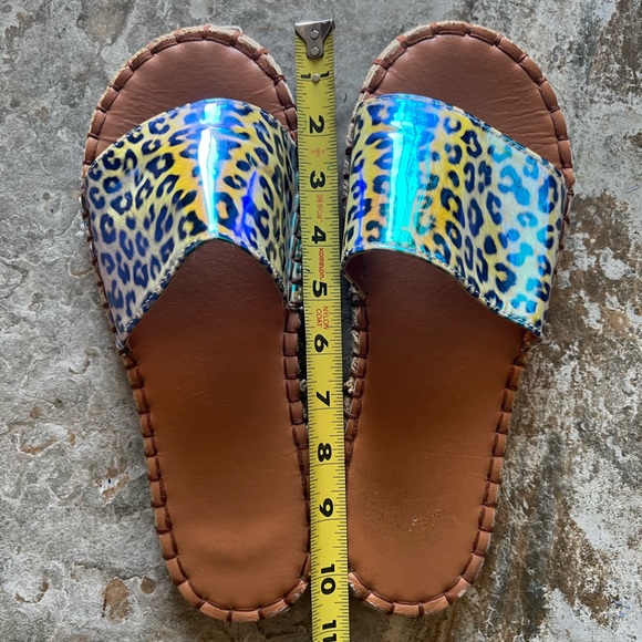 Iridescent animal print sandals size 10 - Picture 2 of 3